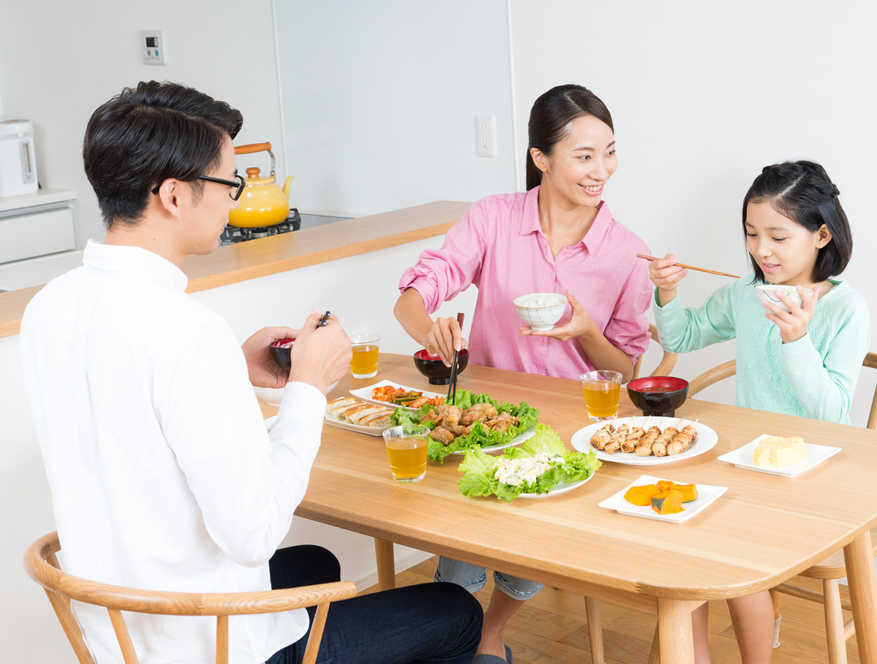 食卓を囲む家族の写真